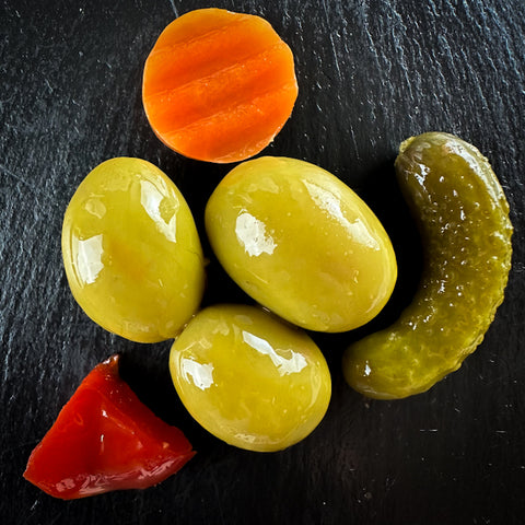 Žaliosios alyvuogės su kauliukais sodo marinade ir sodinukais