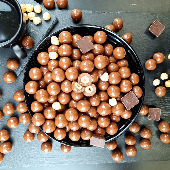 Dražejas ar lazdu riekstiem piena beļģu šokolādē