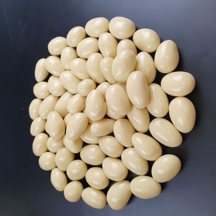 Dražejas ar mandelēm baltā beļģu šokolādē