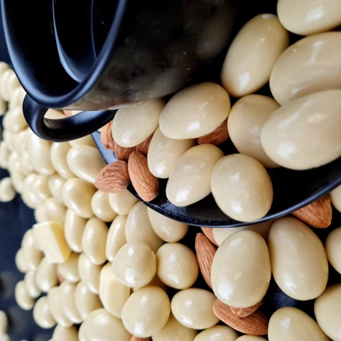 Dražejas ar mandelēm baltā beļģu šokolādē