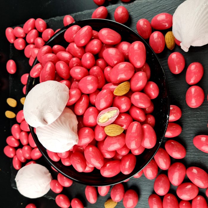 Dražejas ar mandelēm rozā šokolādē