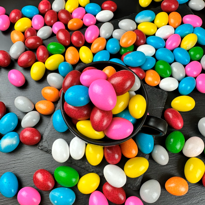 Daudzkrāsainas dražejas ar mandelēm piena beļģu šokolādē