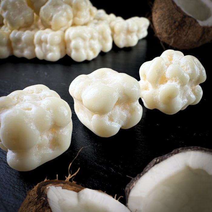 Kubiņi no baltās šokolādes ar kokosriekstu pildījumu