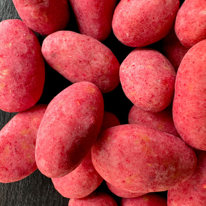 Kraukšķīgas mandeles rozā šokolādē ar aveņu garšas noti