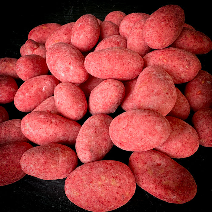 Kraukšķīgas mandeles rozā šokolādē ar aveņu garšas noti