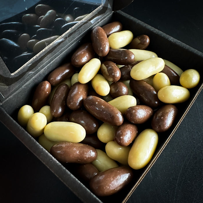 Šokolādes dražejas ar apelsīnu cukātiem kastītē