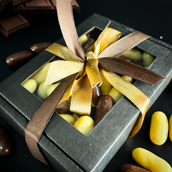 Šokolādes dražejas ar apelsīnu cukātiem kastītē