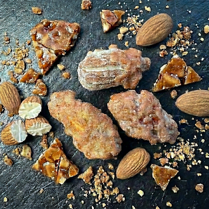 Mandeles kraukšķīgā karameļu glazūrā