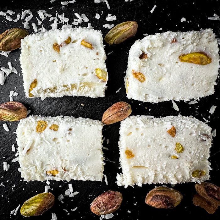 Krēmīgs piena–kokosriekstu lokum ar pistācijām