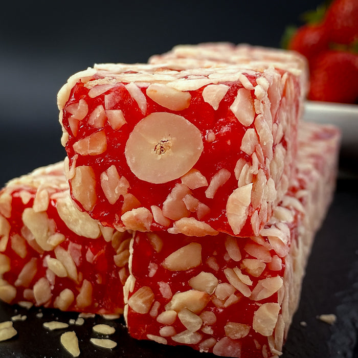 Lokum mit Erdbeergeschmack und Haselnüssen