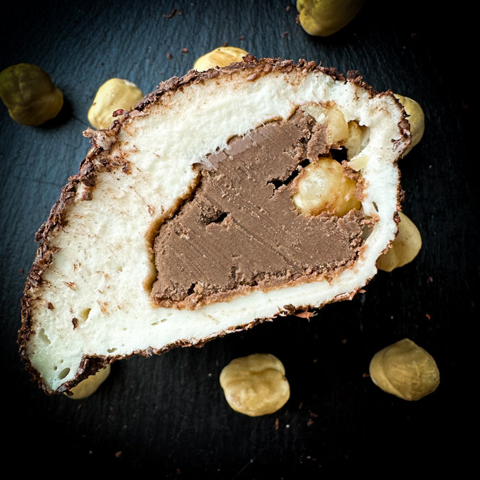 Pieno-vanilės lukumas su „nutella“ kremu, lazdyno riešutais ir šokolado skuteliais