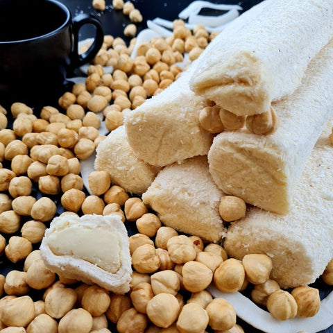 Piena-vaniļas lokums ar mandeļu krēmu un kokosriekstu skaidiņām