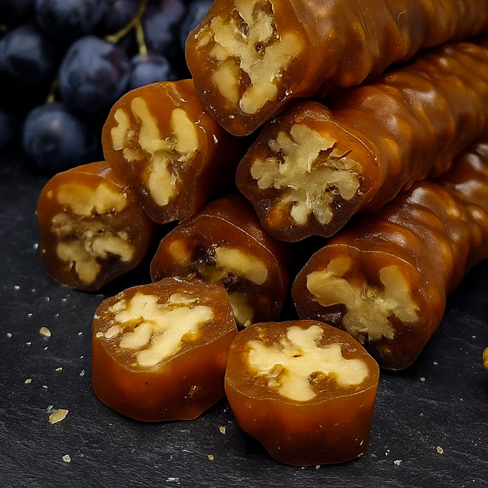 Tumšo vīnogu čurčhela ar valriekstiem