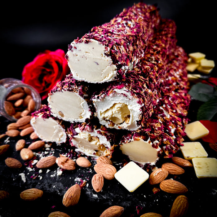 Vaniļas piena lokums ar rožu ziedlapiņām un baltās šokolādes-mandeļu krēmu