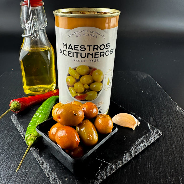 Zaļās olīvas ar eļļu, sarkanajiem un zaļajiem pipariem