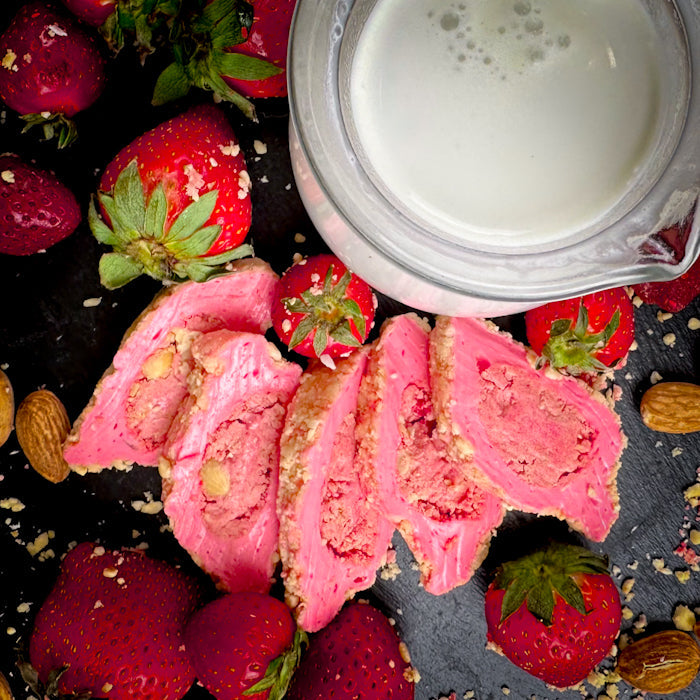 Zemeņu lukums ar zemeņu krēmu ar mandelēm